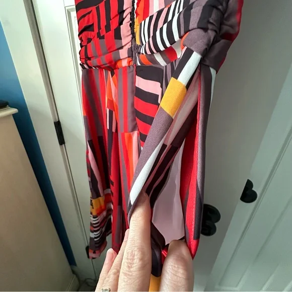 Stunning graphic stripe print crepe dress w/pockets! M-10 NWOT. Never worn. - Picture 9 of 13